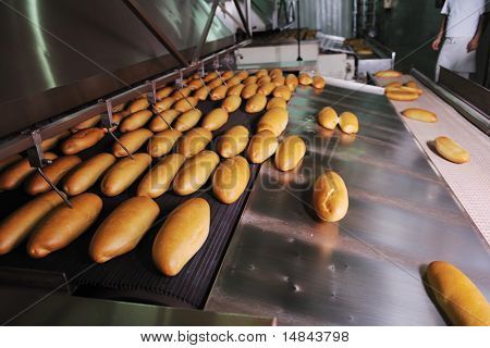 面包烘焙食品工厂生产与新鲜的产品 库存照片和库存图片 | bigstock